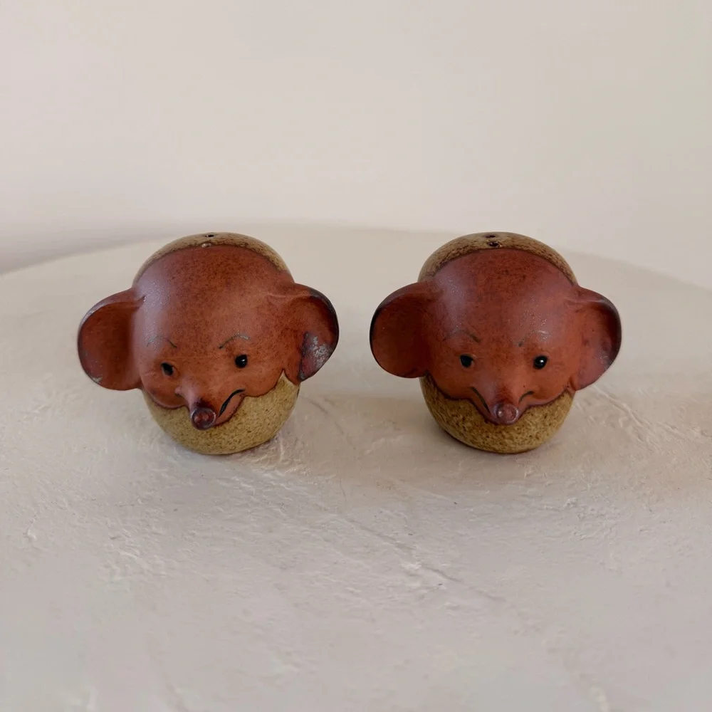 VINTAGE UCTCI CERAMIC ELEPHANT SALT/PEPPER SHAKERS WHIMSICAL STONEWARE‎ POTTERY